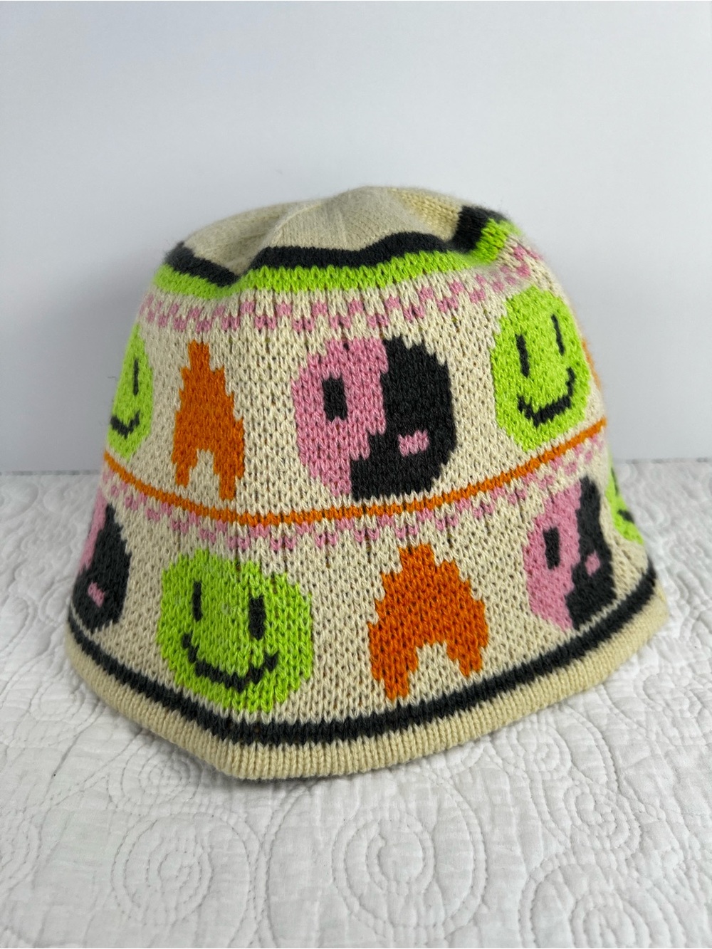 urban outfitters UO novelty knit bucket hat smiley face yin yang cream OS